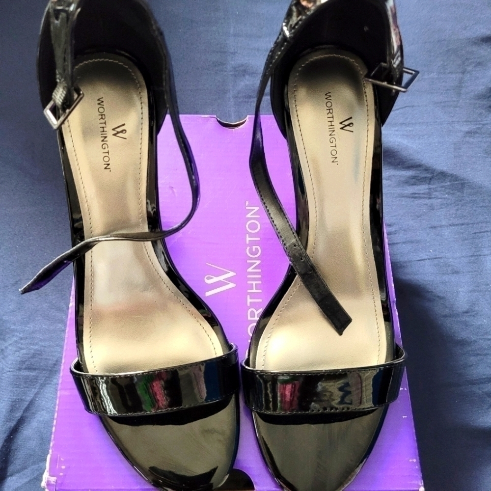 𝅺patent leather Sandals
